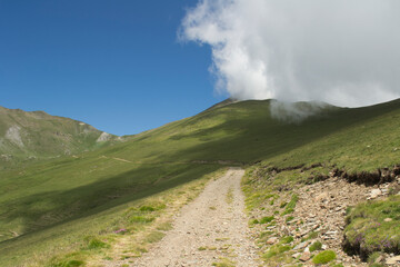 pico font lletera cubierto por las nubes