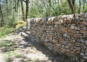 paysage de mur en pierres s&egrave;ches en occitanie ,france