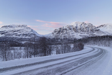 Fototapeta na wymiar Winter road in the mountains in Norway.
