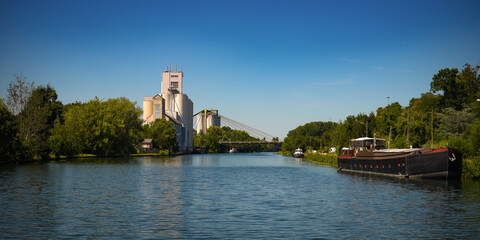 Naklejka premium fluvial stroll on the loing