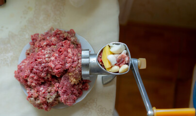 Manual mincer for minced meat
