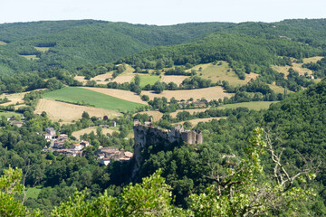 Fototapeta na wymiar Village de Penne sur son rocher, Tarn, Occitanie