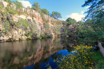 Fototapeta na wymiar Erquy (22) : Les lacs bleus, vestiges des anciennes carrières de grès rose.