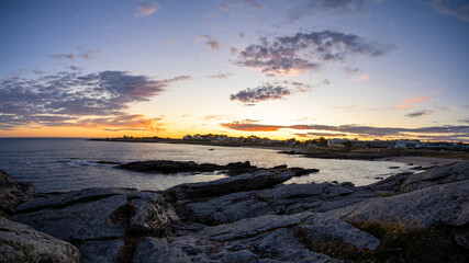 Magnifique paysage lors d'un couché de soleil à la plage à Quiberon en Bretagne