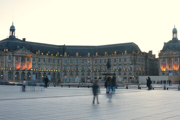 Naklejka premium Bordeaux (33) : La place de la bourse à la tombée de la nuit