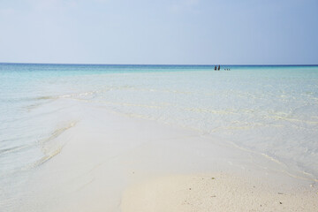 Fototapeta na wymiar Nice Blue Sea Maldives Island. Perfect tropical island.