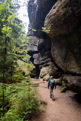 Wanderer an den Schrammsteinen in der Sächsischen Schweiz / Hiker at a rocky wall in Saxonian...