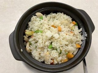 Riz cantonais dans une casserole