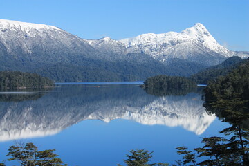 Lago espejo en Argentina, America Latina