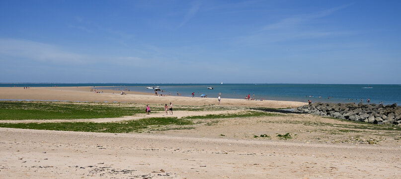 Plage &agrave; mar&eacute;e basse &agrave; Trousse chemise sur l'ile de R&eacute;