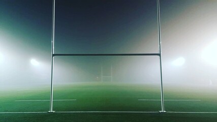 Terrain de rugby dans la brume la nuit