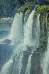 Cascadas y saltos entre la bruma