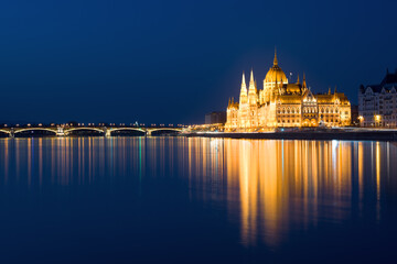 Fototapeta na wymiar Hungarian Parliament reflecting in water at night