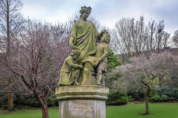 Fototapeta premium Sculpture of Genius Of Architecture Crowning The Theory And Practice Of Art sculpture in Princes Street Gardens in Edinburgh city, Scotland, UK