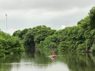 Fototapeta na wymiar en el rio 
