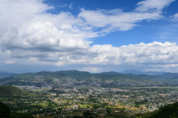 Vistas de Zona arqueológica Monte Alban y la ciudad de Oaxaca, Mexico.