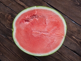 半分にカットした種無しスイカ。