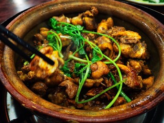 The delicious and enticing home-cooked chicken clay pot
