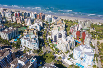 Fototapeta na wymiar Foto aérea da praia da Riviera de São Lourenço em São Paulo.. Praia bonita em meio aos prédios do condomínio.