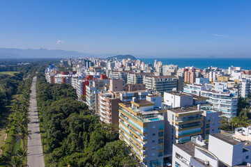 Foto aérea da praia da Riviera de São Lourenço em São Paulo.. Praia bonita em meio aos prédios do condomínio.
