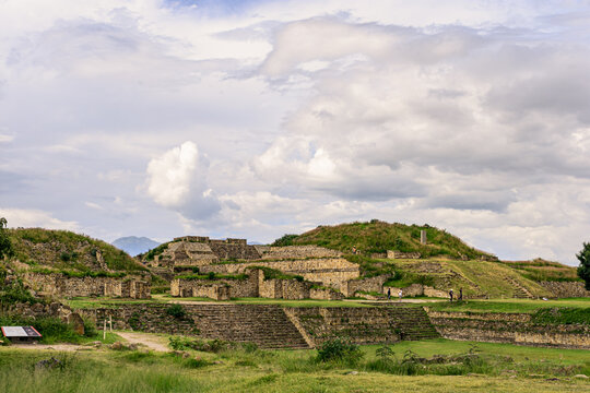 Vistas de Zona arqueol&oacute;gica Monte Alban y la ciudad de Oaxaca, Mexico.
