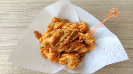 fried chicken pop with cheese sauce 