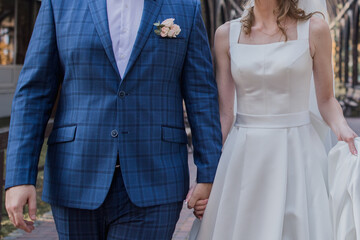 groom and bride in autumn in the park