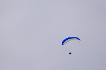 大空を楽しむパラモーター