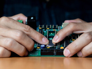 People assembly electronic part of to board