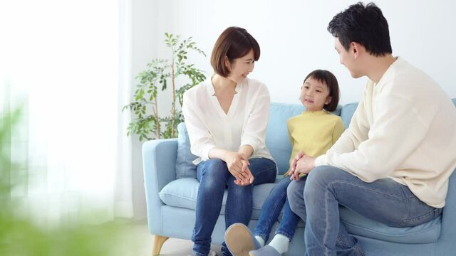 家族団らん　女の子と両親