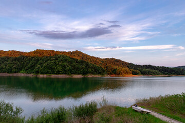 Fototapeta premium Wieczorny widok na jezioro Katsurazawa na Hokkaido