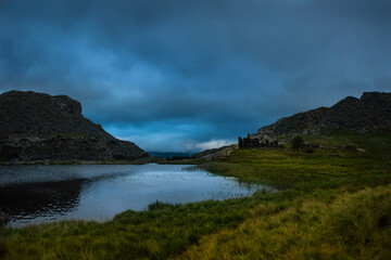 Fototapeta na wymiar Snowdonia's lake in the evening light 