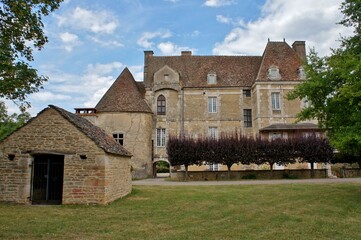 Fototapeta na wymiar Château dans la campagne Bourguignonne.