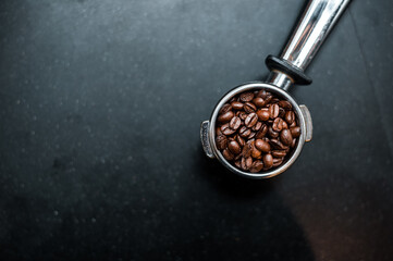 Obraz premium the coffee beans in to the coffee tamper