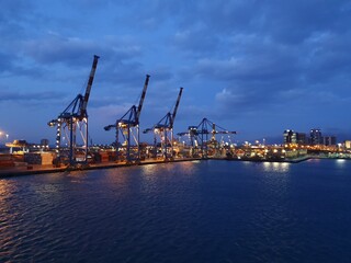 Hafen von Genua bei Nacht Genoa harbour at night