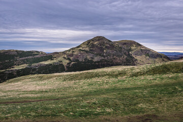 Fototapeta premium Main hill called Arthurs in Holyrood Park also called Kings or Queens Park in Edinburgh city, Scotland, UK