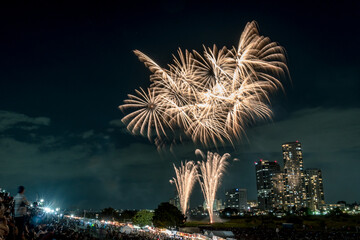 Naklejka premium 東京の夜景 多摩川の花火２０１９年１０月 ２９