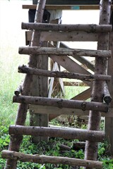 Holzleiter aus Ästen selbstgemacht Hochsitzleiter