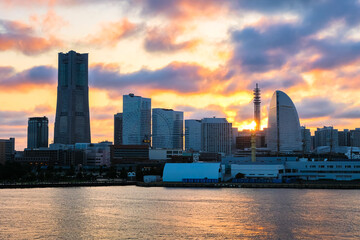 横浜 大桟橋ふ頭から見るみなとみらいの夕景