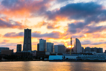 Fototapeta na wymiar 横浜 大桟橋ふ頭から見るみなとみらいの夕景