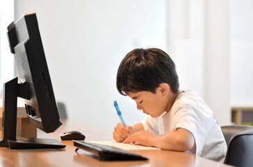 Naklejka premium オンライン授業の男の子