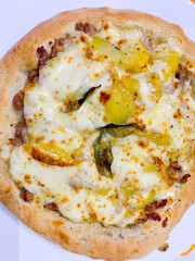 Pizza fatta in casa con salsiccia, patate e provola di agerola 