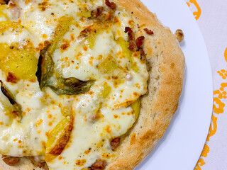 Pizza fatta in casa con salsiccia, patate e provola di agerola 