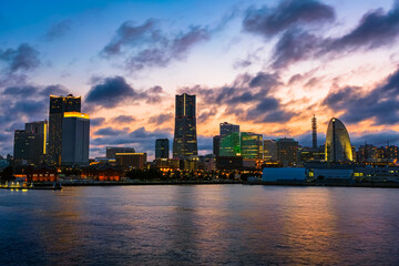 横浜 大桟橋ふ頭から見るみなとみらいの夕暮れ