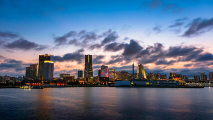 Fototapeta na wymiar 横浜 大桟橋ふ頭から見るみなとみらいの夕暮れ