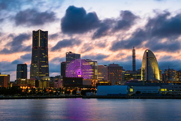 Fototapeta na wymiar 横浜 大桟橋ふ頭から見るみなとみらいの夕暮れ