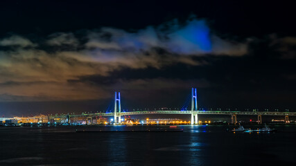 横浜ベイブリッジの夜景 青色のライトアップ
