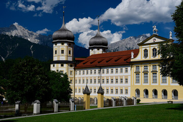 Fototapeta premium Stift Stams im Inntal von Tirol, Österreich