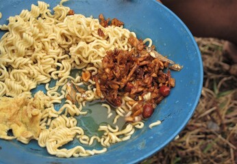 Photos of instant noodles on a plastic plate