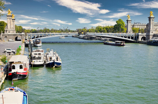 Embarcadero en el rio Sena y puente de Alejandro III en Paris